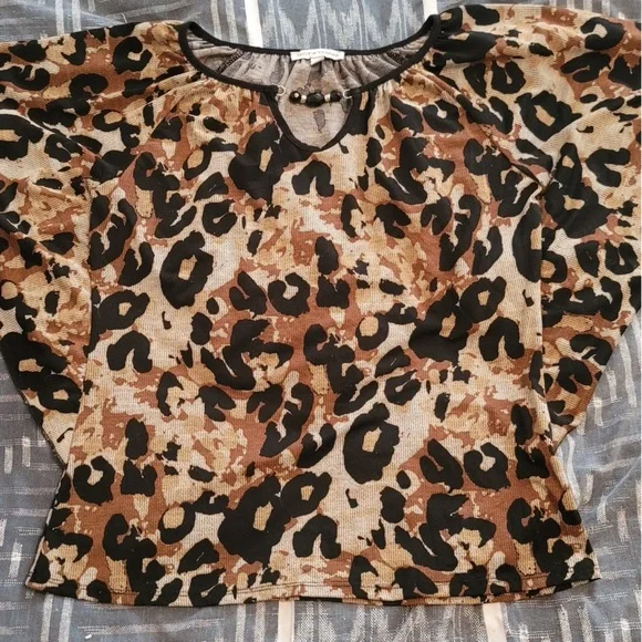 Short sleeved animal print top. - Picture 1 of 2